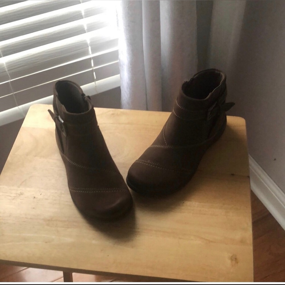 NWOT Clarks Collection Carleigh Dalia Ankle
Boots Taupe Nubuck Leather 8.5 or 8 - Picture 3 of 7